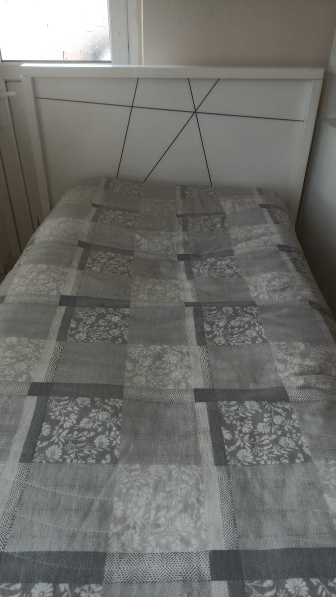 Hayır sahibimizin bağışladığı tek kişilik baza, mahallemizdeki ihtiyaç sahibi bir ailemize teslim edilmiştir.
Rabbim hayır sahibinden razı olsun, yaptığı bu güzel iyiliği kabul eylesin.
Alan ailemize hayırlı olsun, evlerine huzur ve bereket getirsin.
Veren el ile alan el arasında