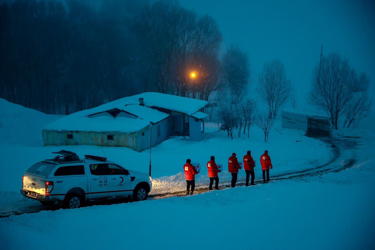 Bazen karlı bir ova, bazen geçit vermez bir dağ silsilesi olur dikilir karşımıza. ❄️

Dünya, aşılmak için önümüze serilmiş devasa bir sınav kâğıdıdır aslında. Biz, o kâğıdın üzerine merhametin mürekkebiyle yeni cümleler yazmaya geldik. 🌙#SensizOlmaz