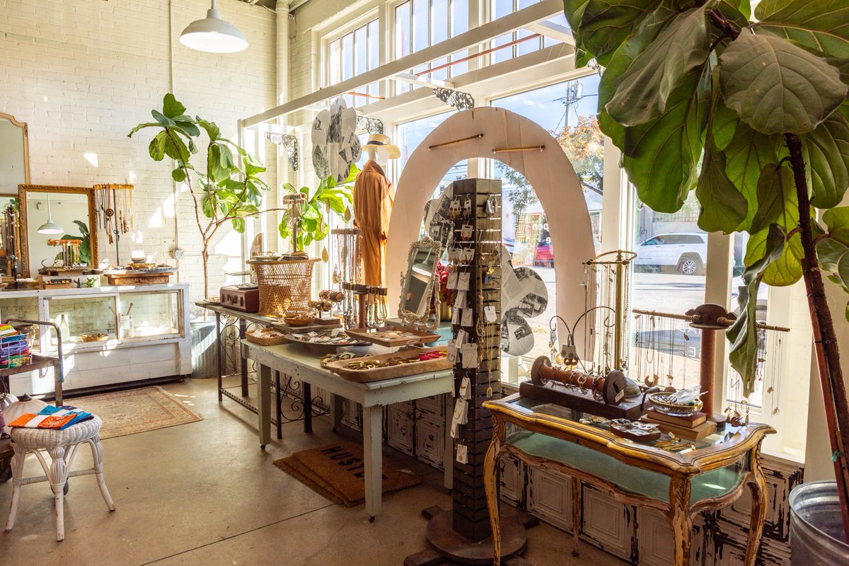 visit_dallas's tweet image. Something old, something new, something uniquely Dallas!🛍️ 

From vintage cowboy boots and throwback band tees to designer finds at a fraction of the price, #thrift shopping in Dallas is all about the thrill of the hunt. ♻️✨

Find our top picks → bit.ly/4jswPTu