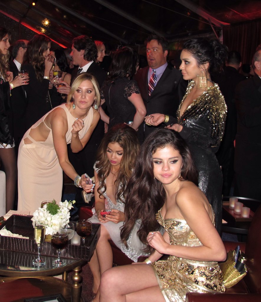 YSLEVIZ's tweet image. this pic belongs to a museum