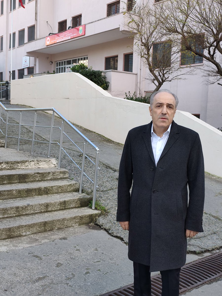 Bugün Nagihan’ı, Nimet Ecem’i ve Şüheda Sena’yı cezaevinde ziyaret ettim. ​Biraz kırgındılar bana, çünkü 3 aydır gidememiştim yanlarına.

Nezaketlerinden yüzüme vurmasalar da, gözlerindeki o ince siteme hazırdım. Haklıydılar…

​Dışarıdaki "yoğunluk" mazeretinin, dört duvar