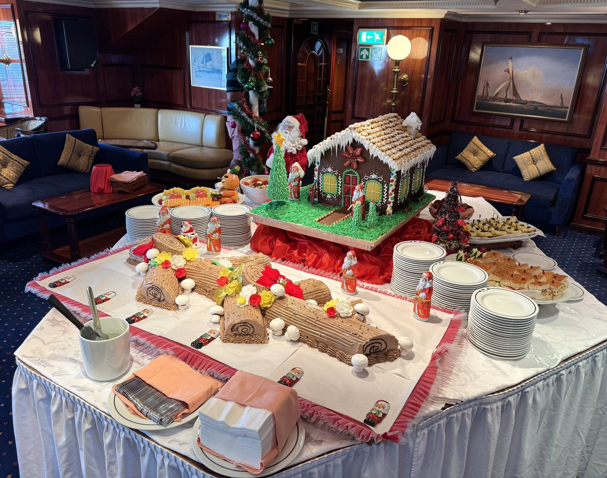 SashaEats's tweet photo. Such a beautiful Christmas display aboard the Royal Clipper, featuring a classic Yule log and a charming gingerbread house. Well done, Star Clippers 🙌🏼🎄🎅🏼
#SashaSails #ChristmasAtSea #RoyalClipper #StarClippers #CulinaryGlobetrotter https://t.co/p16aqPOury