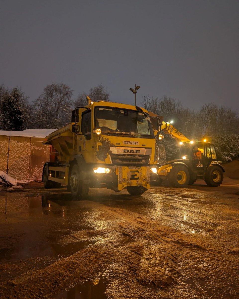 DAFTrucksUK's tweet image. While most of us were scraping windscreens and hunting for lost gloves, winter maintenance teams were already out there battling the worst of it this week. ❄️

📸 James Harper | @sotcitycouncil

#Winter #Snow #Driving #Stoke #UK