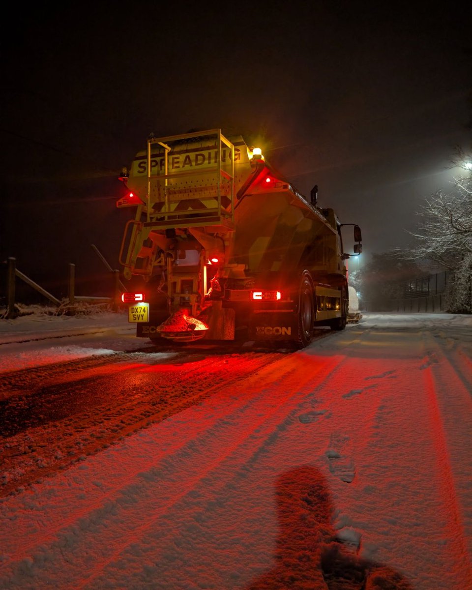 DAFTrucksUK's tweet image. While most of us were scraping windscreens and hunting for lost gloves, winter maintenance teams were already out there battling the worst of it this week. ❄️

📸 James Harper | @sotcitycouncil

#Winter #Snow #Driving #Stoke #UK