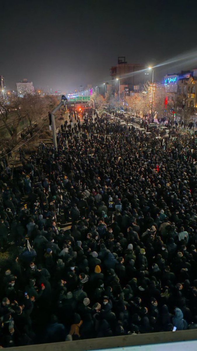 Pendant que le monde détourne le regard, des Iraniennes et des Iraniens continuent de risquer leur vie pour leur liberté.

Le silence médiatique international et de l’🇪🇺 est assourdissant.

Nous devrions tous crier notre solidarité au peuple iranien !

#FemmeVieLiberte