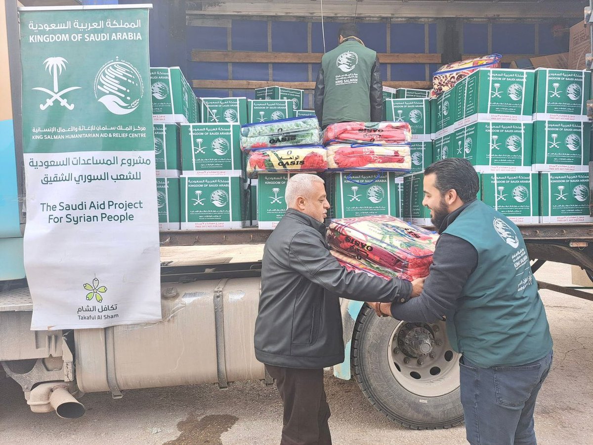 KSRelief's tweet image. #مركز_الملك_سلمان_للإغاثة يوزّع سلالًا غذائية ومواد إيوائية على 400 أسرة نازحة في محافظة #حلب، ضمن المساعدات السعودية للتخفيف من معاناة الأسر المتضررة