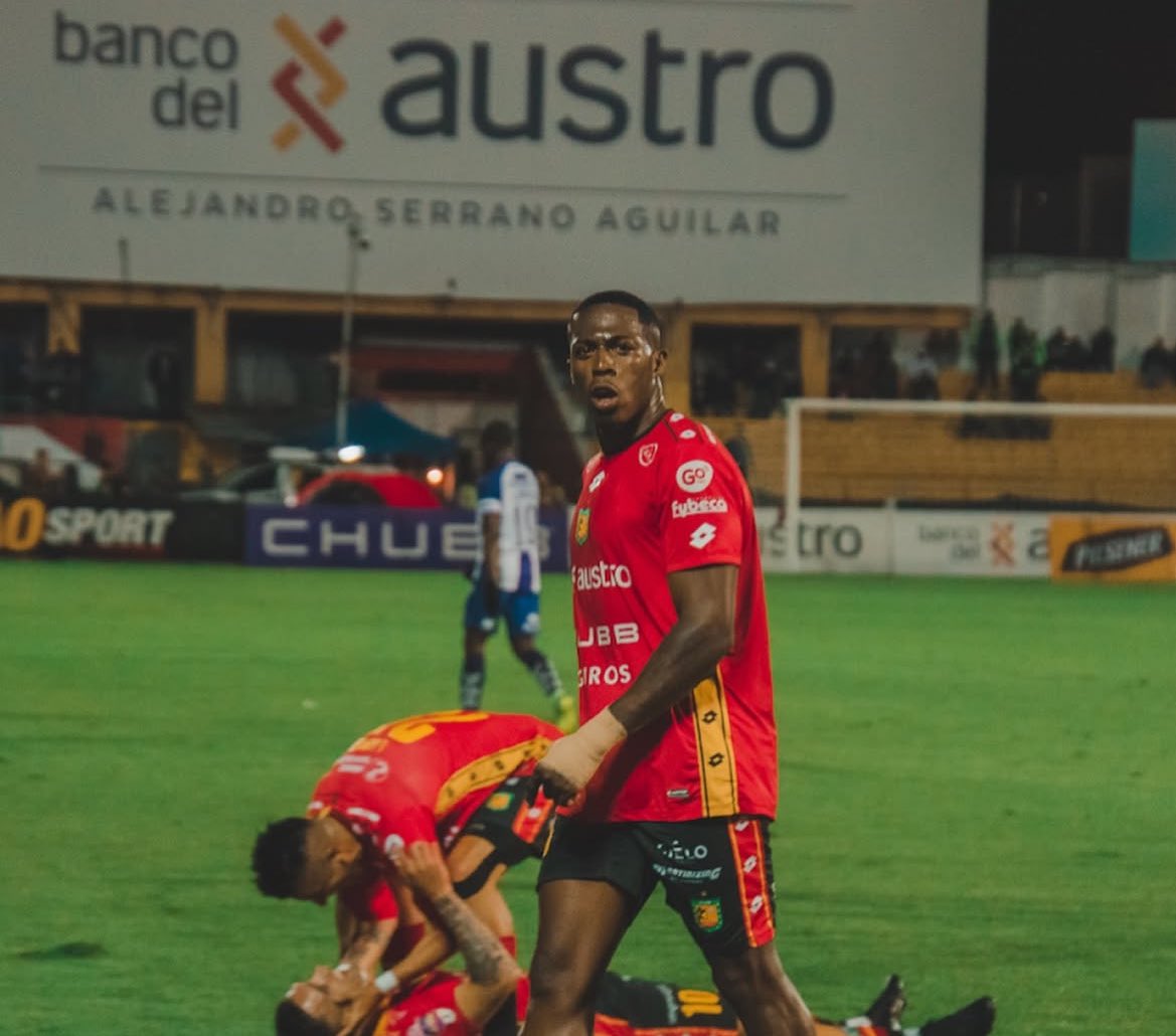 Ustedes creen que luego de tanta mascarada (🎭) y siendo de los jugadores con más identidad del equipo, nuestro <a href="/luisarroyo1996/">Luis Arroyo</a> se iría a parar a un geriátrico??

QUÉDATE LUCHO.