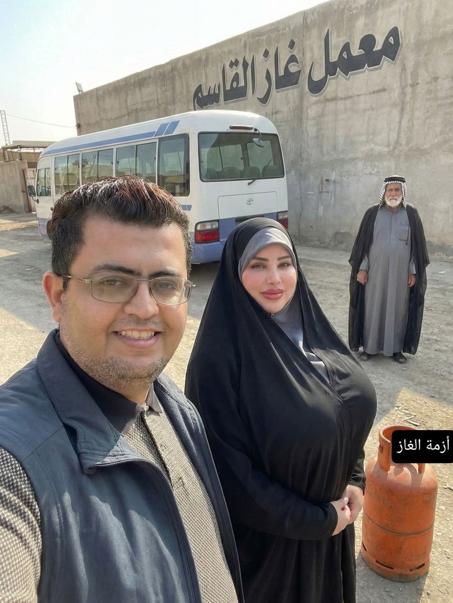 في ضل الضروف الاقتصادية آلتي يمر بها البلد
الأستاذة تبارك الياسري مديرة منظمة الأمل للإغاثة والتنمية
تقوم بتوزيع اسطوانات الغاز مجاناً للعوائل المتعففة