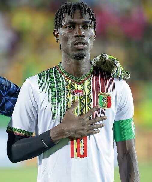 MTH937000's tweet image. Il peut officiellement prétendre au titre de pire noir du 21e le siècle 🤣