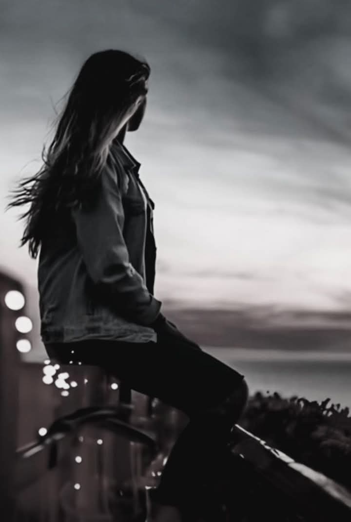 لقد برد كل شيء بداخلنا ثم مات فجأة لا ضجة رحيل ولا وداع يليق بما كان حياً فينا كأن الروح أطفأت أنوارها على عجل وتراجعت المشاعر خطوة للخلف خشية أن تتألم أكثر مات ذلك الدفء الذي كنا نراهن عليه وماتت الرغبة في الأنتظار   هكذا تموت الأشياء العظيمة فينا