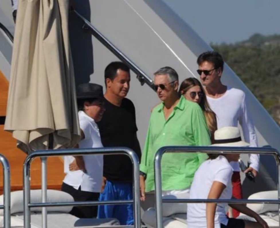 Bu fotoya iyi bakın. Fotoğraftaki Şeyma Subaşı uyuşturucu “kullanımından” gözaltına alındı. Arkadaki şahıs uyuşturucu “kullandırmaktan” gözaltına alındı. En öndeki yeşil kıyafetli ünlü Meksikalı “uyuşturucu karteli” olarak anılan şahıs. Fotoğraf dokunulmayan biri var, dikkatinizi