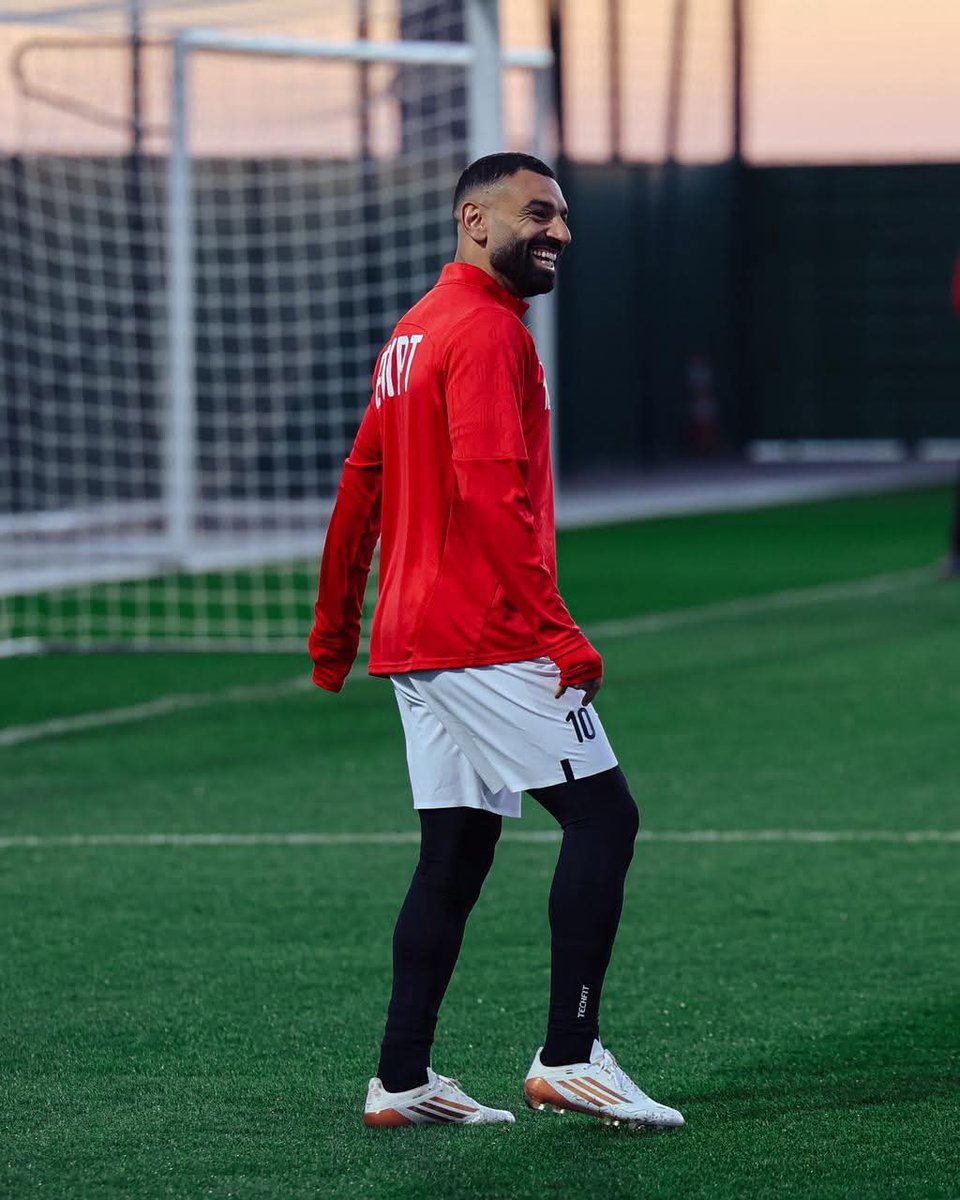 الضحكه لا تفارق وجه الملك في التدريبات اليوم❤️