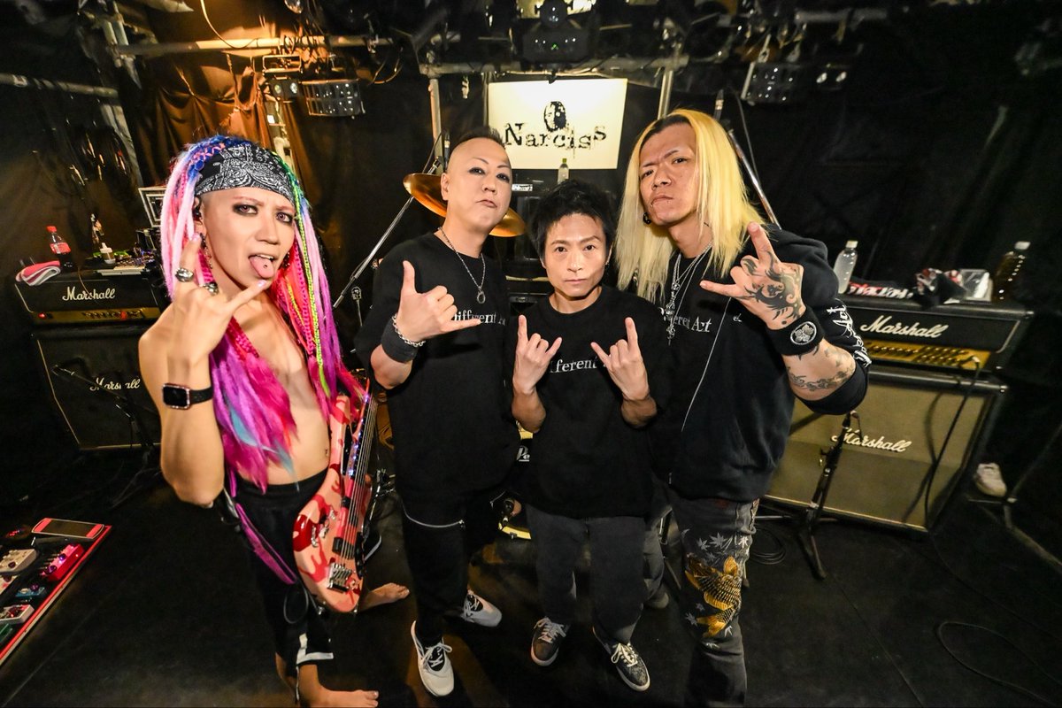 今日はナルシスお疲れ様でした！
来てくれた人も対バンの皆さんもありがとうございました！
新年1発目そしてAsh君のバスラということではっちゃけれたんじゃないかな🤘

新曲もようやくやれたし😀

次は4月ですね。
それまでまた情熱を蓄えよ〜🤘

しかしこの写メの俺小さ過ぎんか😵