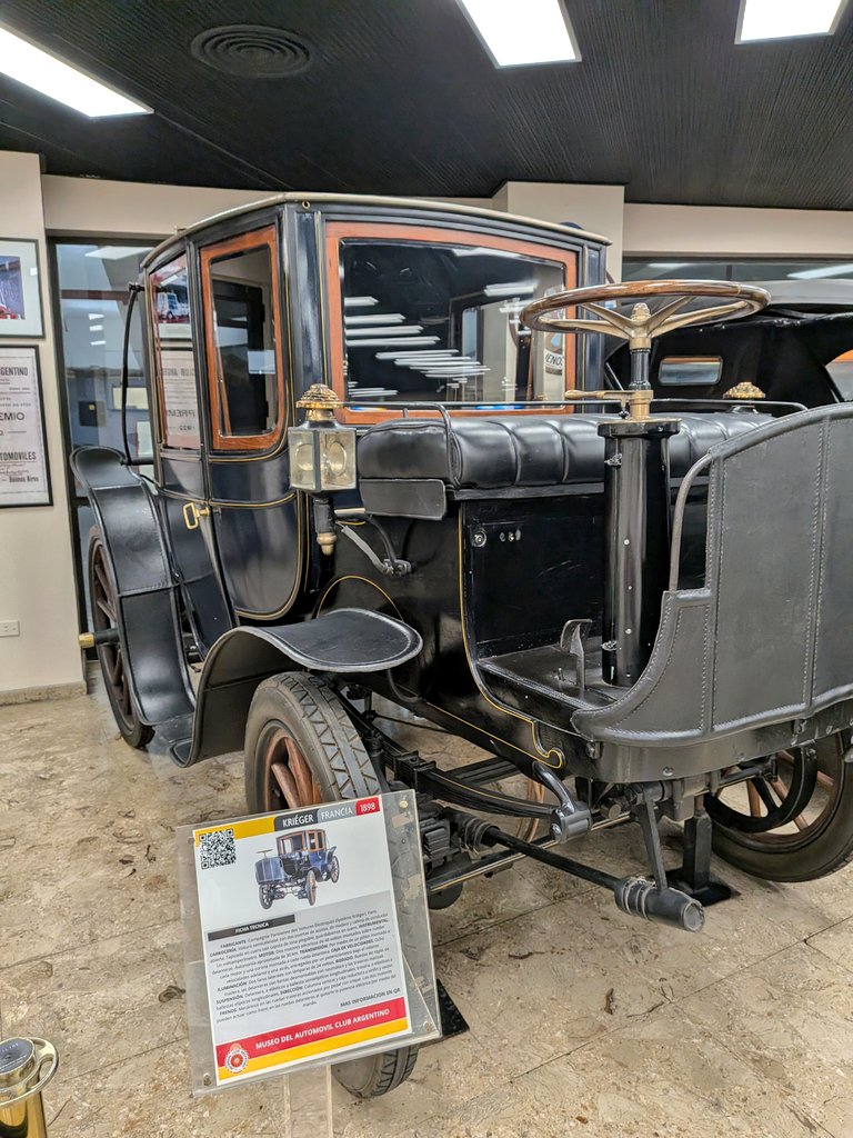 eaplase's tweet image. Por primera vez en el museo del ACA. Flipando. Este Kriéger de 1898 funciona con dos motores eléctricos a bateria, 8 velocidades, 30 km de autonomía. @elonmusk