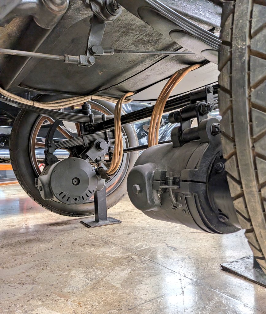 eaplase's tweet image. Por primera vez en el museo del ACA. Flipando. Este Kriéger de 1898 funciona con dos motores eléctricos a bateria, 8 velocidades, 30 km de autonomía. @elonmusk