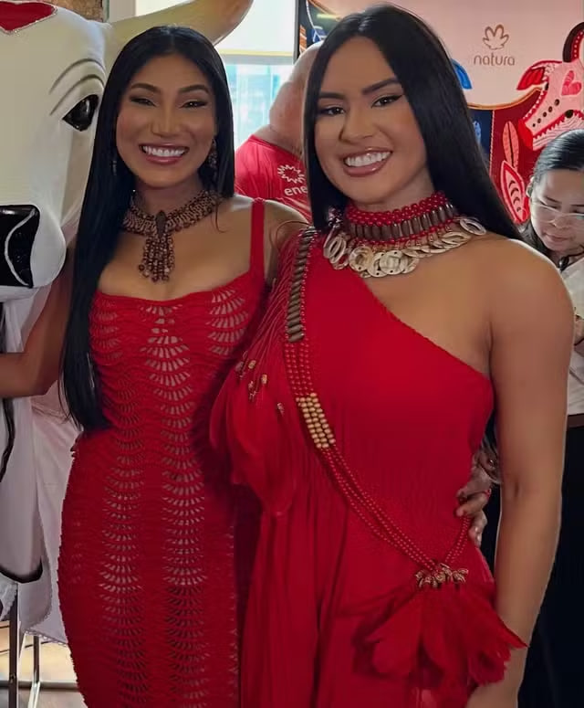 canalantenados's tweet image. 🍿 Veja curiosidades de Lívia:

- Já foi porta-estandarte e é a rainha do folclore do Boi Garantido, no Festival de Parintins, em que Isabelle Nogueira é Cunhã-Poranga. Considera a ex-BBB uma amiga e líder do grupo;

- No Boi Garantido, ganhou uma toada escrita pelo ex-BBB Vyni,…