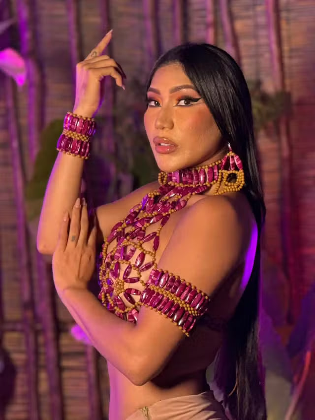 canalantenados's tweet image. 🍿 Veja curiosidades de Lívia:

- Já foi porta-estandarte e é a rainha do folclore do Boi Garantido, no Festival de Parintins, em que Isabelle Nogueira é Cunhã-Poranga. Considera a ex-BBB uma amiga e líder do grupo;

- No Boi Garantido, ganhou uma toada escrita pelo ex-BBB Vyni,…