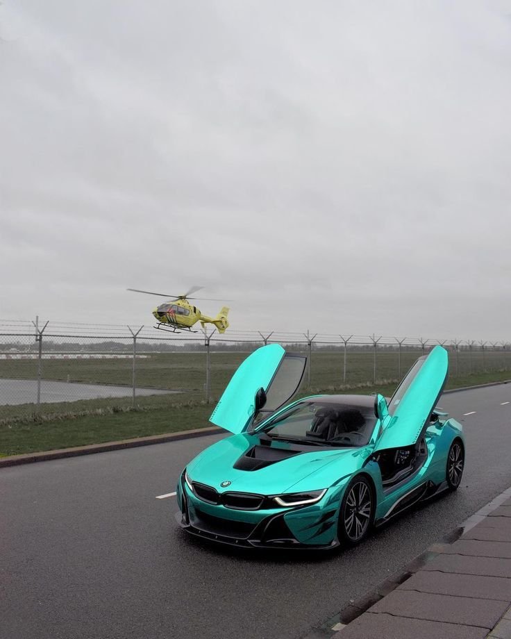 Driving something this reflective on a gloomy day is the ultimate mood booster. It’s like carrying your own personal neon sign through the grey weather 💎