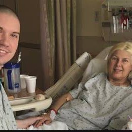 Cultination1's tweet image. 🇺🇸🤯ELLE ENVOIE UN SMS AU MAUVAIS NUMÉRO : IL RÉPOND, ILS SE RENCONTRENT, SE MARIENT... ET IL LUI DONNE UN REIN.

En juin 2012, Kasey Bergh, 55 ans, en voyage d'affaires à Denver, envoie un SMS à une collègue… mais atteint par erreur Henry Glendening, 26 ans, dans le Missouri.…