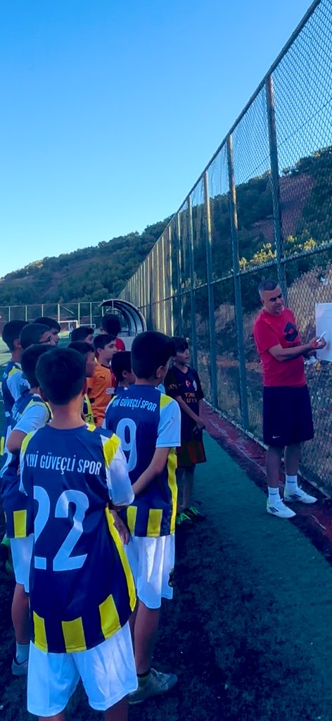 Güveçlispor Sentetik sahamız Kar nedeniyle Yaklaşık 2 haftadır kapalı bu nedenle çocuklarımıza antrenman yaptiramiyoruz. Bingöl Gençlik Hizmetleri ve Spor İl Müdürlüğü'nden ricamız, lütfen sahamızı temizleyip idmanlarımıza devam etemek istiyoruz.