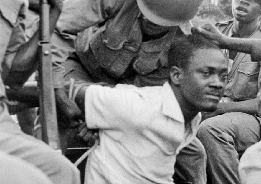 AfricaFactsZone's tweet image. DR Congo's first Prime Minister, Patrice Lumumba being arrested by soldiers on December 1, 1960.

He was killed in the presence of Katangan and Belgian officials. His body was dissolved in acid.

The CIA wanted to assassinate him  over his relationship with Russia.