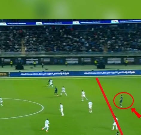 Donc tout va bien, l'autre clown de portugais, il est 5m hors jeu. Il profite de sa position pour marquer derrière ? Si il est sur la même ligne que Balerdi, il marque jamais. Contre Monaco et Nantes, ça leur refuse 2 buts pour la même chose. Elle est ou la cohérence
#qatarmafia
