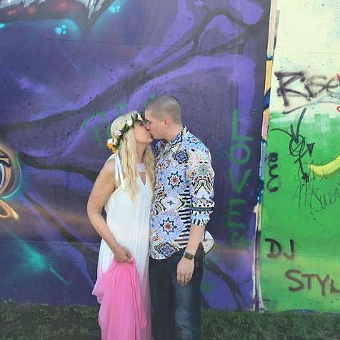 Cultination1's tweet image. 🇺🇸🤯ELLE ENVOIE UN SMS AU MAUVAIS NUMÉRO : IL RÉPOND, ILS SE RENCONTRENT, SE MARIENT... ET IL LUI DONNE UN REIN.

En juin 2012, Kasey Bergh, 55 ans, en voyage d'affaires à Denver, envoie un SMS à une collègue… mais atteint par erreur Henry Glendening, 26 ans, dans le Missouri.…