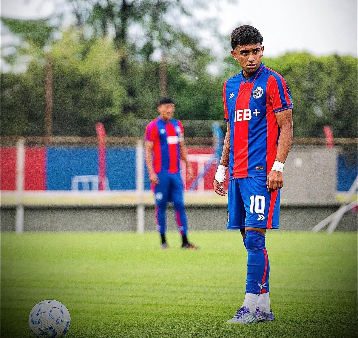 Rodri_Vizcarra's tweet photo. ✍️ Nahuel Romero, volante ofensivo de la #ReservaSL, selló su vínculo con #SanLorenzo por 3 años.
🔵🔴 Restan resolverse las firmas de Bruno Brito, Agustín Alvez y Demián Talavera https://t.co/HzPvzyuOTR