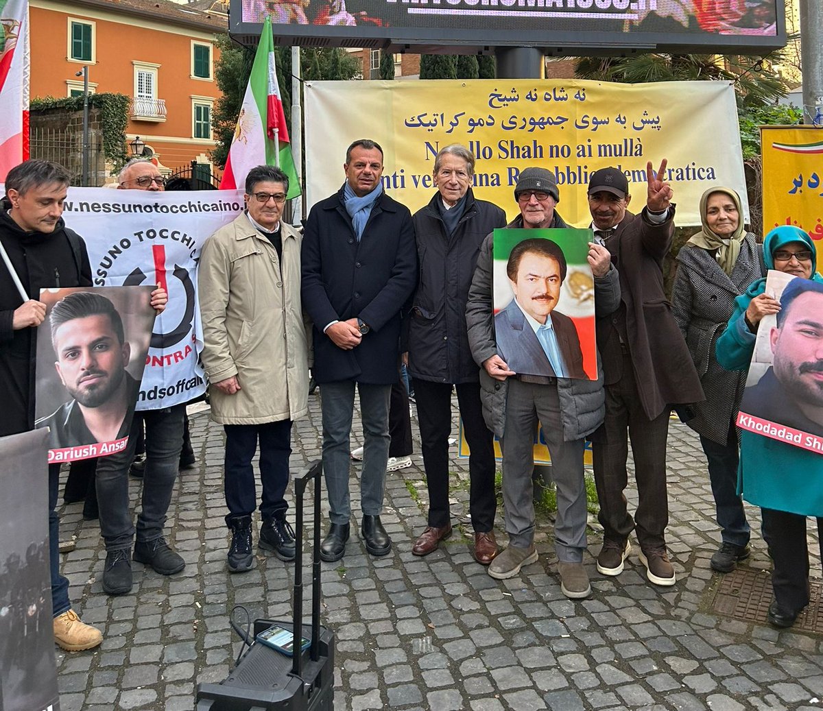 "Basta pena di morte. Basta regime dei mullah"
Importante iniziativa promossa da "Nessuno tocchi Caino" a Roma, a cui ho preso parte insieme al Sen. <a href="/MarcoScurria/">Marco Scurria</a> per esprimere il più convinto sostegno del "Comitato Inteparlamentare per un Iran Libero" al popolo iraniano in lotta