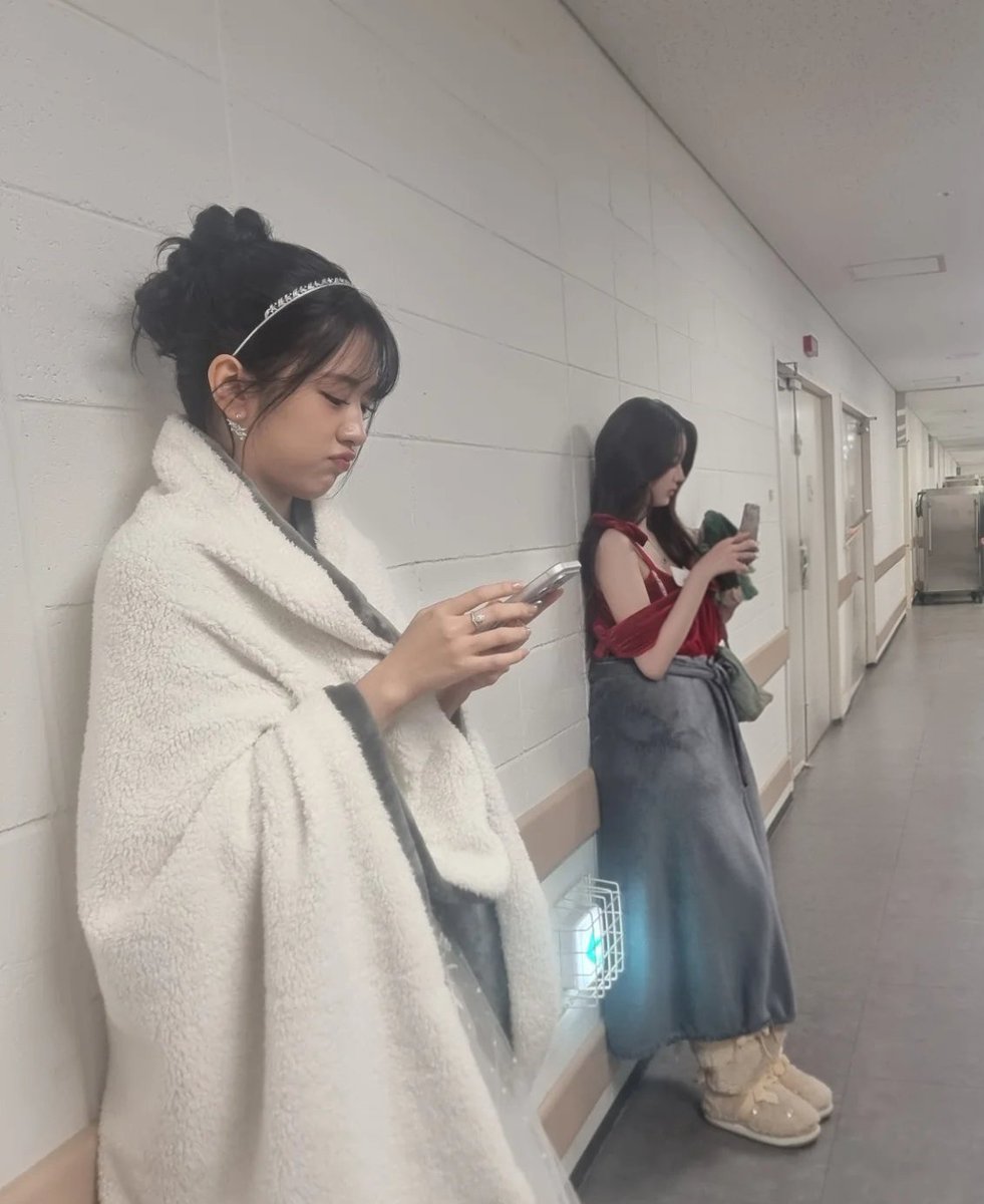 수업시간에 떠들어서 벌서고 있는거 같음 안걸릴수있었는데 이게 다 너때문이잖아 쫒겨나서도 투닥대서 쌤 한테 꿀밤 맞고 사이 벌려둠 야 장어녕  야아 아 왜 우리 튀자