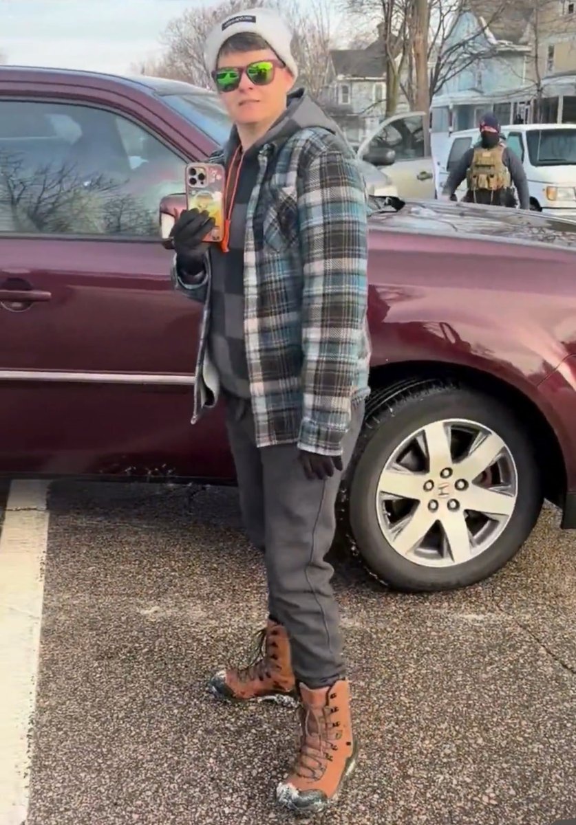 <a href="/AlphaNews/">Alpha News</a> Right at this point she was told to GET OUT OF THE CAR by a FEDERAL AGENT. 

She would still be alive had she complied. Same shit we say when any of these fucking retards come into contact with the LAW. Her "wife" ought to go to jail too. She was trying to trap them in.