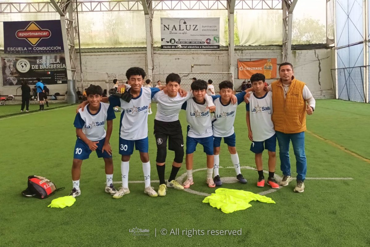 Marcador final en fútbol sala: La Salle Loja 6 – 0 Manuel Ignacio Monteros.  Felicitamos a nuestros estudiantes por su compromiso, disciplina y trabajo en equipo dentro de la cancha.