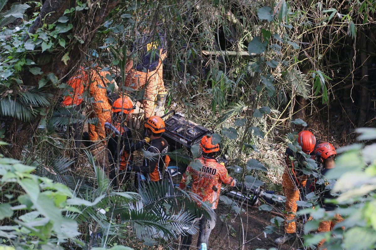 CCTVAsiaPacific's tweet image. Search and rescue operations continued Friday for at least 38 missing people feared trapped after a #landfill in the central #Philippine city of #Cebu collapsed on Thursday, killing one person and injuring several others. As of early Friday, 12 people had been rescued.
Pics via