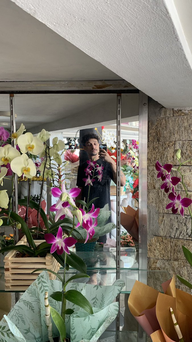 _Tavzz's tweet image. Adoro o espelho dessa floricultura kk toda vez que vou lá tiro uma fotinha