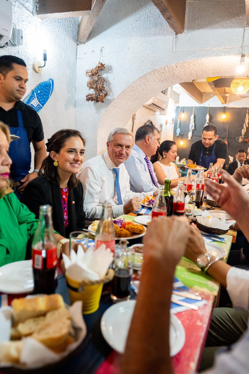 Hoy visitamos al Alcalde de Santiago, Mario <a href="/desbordes/">Mario Desbordes Jiménez</a> y fuimos a almorzar al Mercado Central. Un buen congrio frito con papas mayo para pasar el calor. 🇨🇱☀️