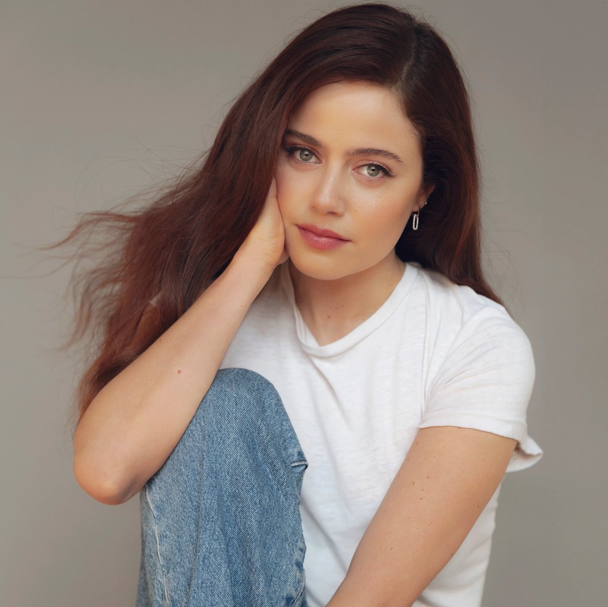 FilmUpdates's tweet image. Emma Mackey is in talks to join Molly Gordon’s A24 comedy ‘PEAKED.’

The film follows “the two girls who traumatized you in high school as they try to relive their glory days at their 10-year reunion.”

Jeremy Allen-White is reportedly also attached to the project.