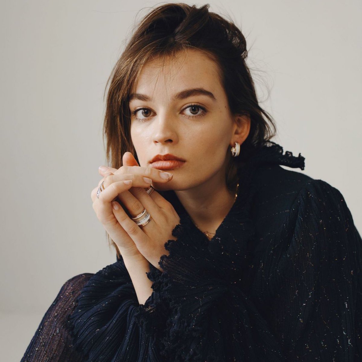 FilmUpdates's tweet image. Emma Mackey is in talks to join Molly Gordon’s A24 comedy ‘PEAKED.’

The film follows “the two girls who traumatized you in high school as they try to relive their glory days at their 10-year reunion.”

Jeremy Allen-White is reportedly also attached to the project.