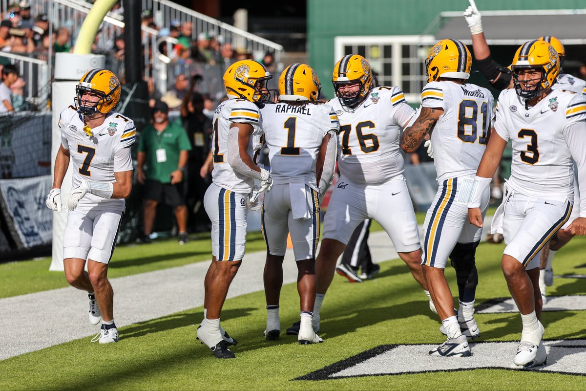 BastianSwinney's tweet photo. One more year with the boys!!! This program means everything to me GO BEARS 🐻 @CalFootball https://t.co/Ds4V5gmBSG