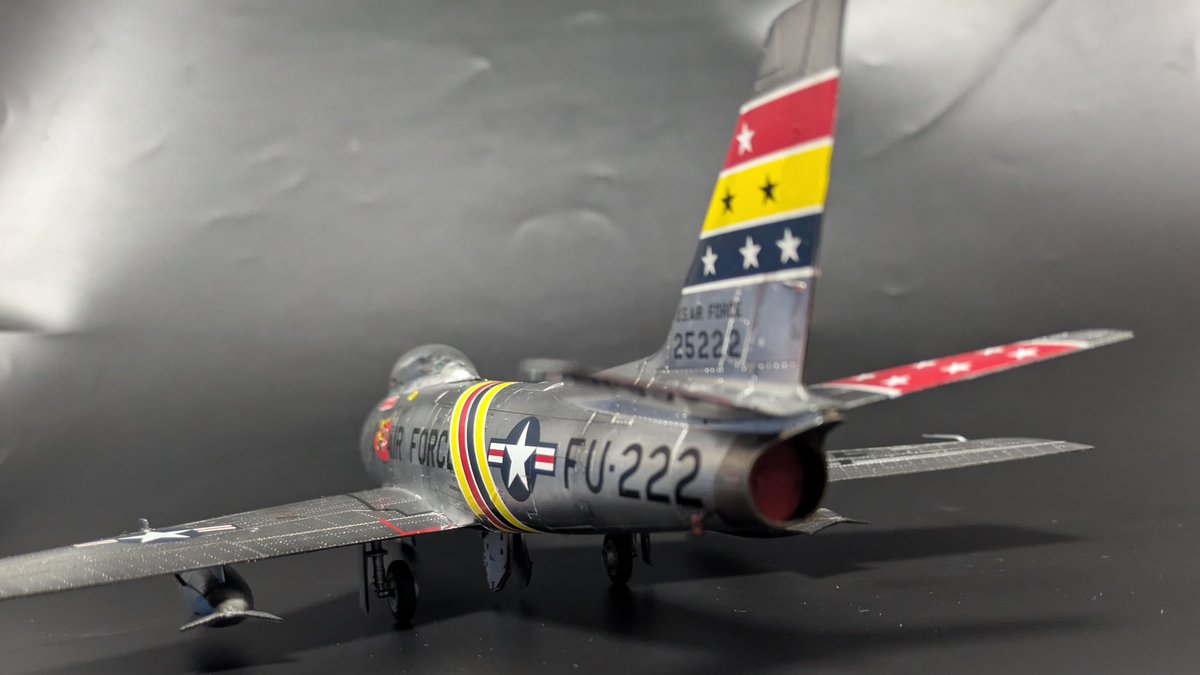 ハセガワ 1/48 セイバー
完成しました。元はとある人から引き継いだセイバードッグへのなり損ないだったのですがセイバーとして完成させました。大判デカールは破れるし辛い。
あとスーパーファインシルバーはすごい