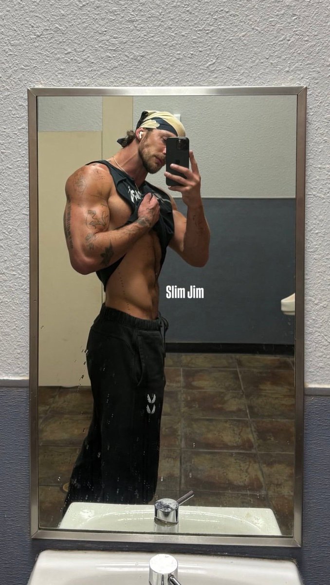 BatmanHealthist's tweet photo. Listen, it turns out the shoulder protocol I formulated with actual data and spent 12 months testing on clients actually uhhh works

This approach is going to change how naturals train for aesthetics forever

Mark my words

Most guys are still doing:
- Shoulders once per week
- Heavy weight, low reps
- No rear delt work
- Training above 15% body fat

Then wondering why they look average

My system:
- high frequency  lateral raises(3x per week)
- perfect form
- Rear delts 2x weekly  session
- Stay under 15% body fat always

Results in 12 weeks:
- Average shoulder width gain: 2.3 inches
- All clients maintain or drop body fat
- Zero shoulder injuries
- Compliments start week 6

This isn't theory. 47 clients have run this

Opening 3 spots this week

DM "SYSTEM" if you're ready to stop looking average