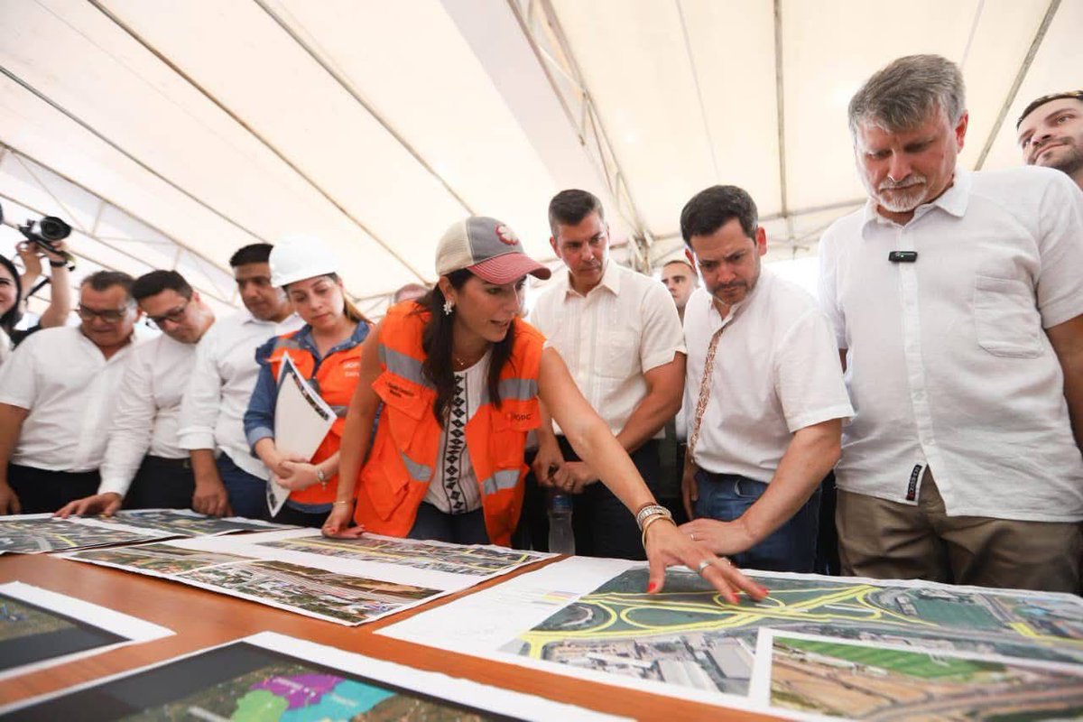 raulatorre's tweet photo. Más caminos, menos horas esperando en las rutas, más tiempo para compartir con la familia, los amigos y el descanso.
Acompañé importantes obras viales que mejoran la conectividad del país: la renovación de 6 km de la travesía urbana de Itacurubí de la Cordillera y el inicio del acceso rápido a Asunción desde la Ruta PY02, con el ramal San Bernardino–Luque y un viaducto de 3 km. 
Seguimos impulsando infraestructura que ordena el tránsito y mejora la calidad de vida de los paraguayos 
🇵🇾 💪