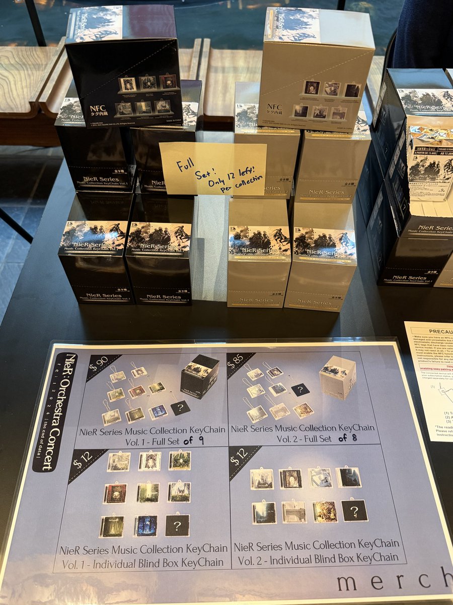 YAMA_noito's tweet image. 15周年ボックスの展示台はディスプレイつき。

ポップアップショップは受付の人が座っているデスクに商品が収まってました
ミュージックコレクションも！