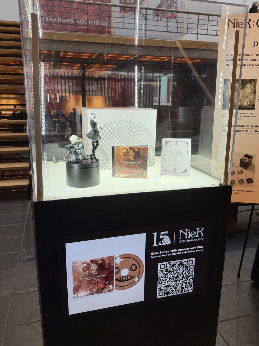 YAMA_noito's tweet image. 15周年ボックスの展示台はディスプレイつき。

ポップアップショップは受付の人が座っているデスクに商品が収まってました
ミュージックコレクションも！