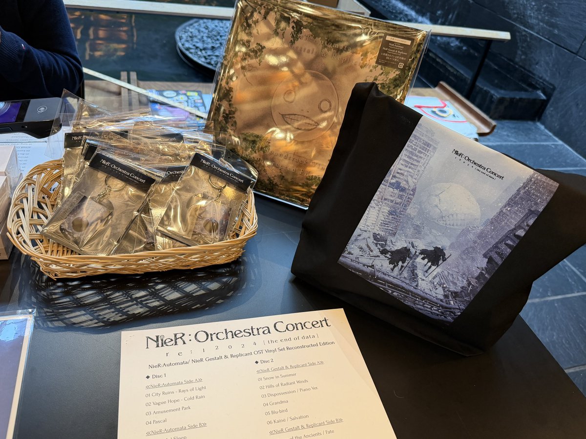 YAMA_noito's tweet image. 15周年ボックスの展示台はディスプレイつき。

ポップアップショップは受付の人が座っているデスクに商品が収まってました
ミュージックコレクションも！