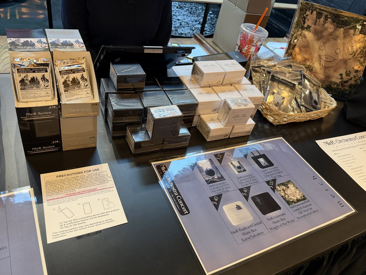 YAMA_noito's tweet image. 15周年ボックスの展示台はディスプレイつき。

ポップアップショップは受付の人が座っているデスクに商品が収まってました
ミュージックコレクションも！