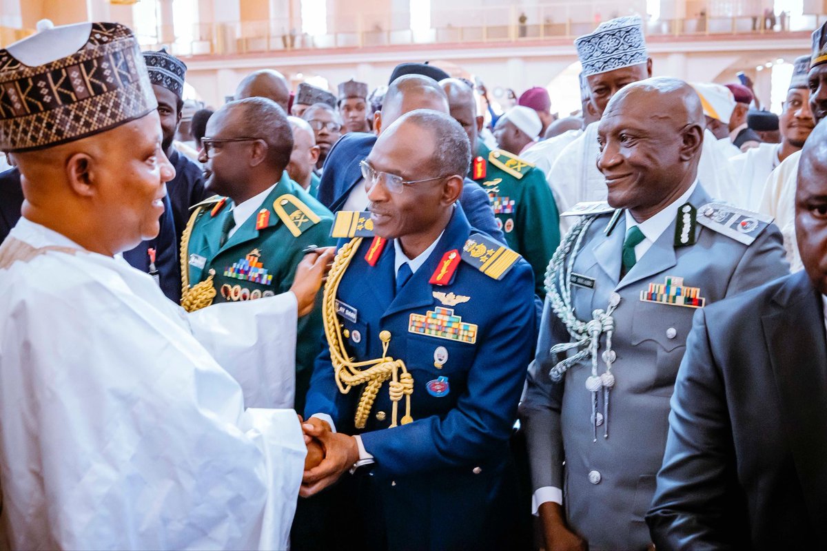 officialSKSM's tweet image. The Vice President, Senator @KashimSM, has reaffirmed the firm resolve of President @officialABAT’s administration to empower the Nigerian Armed Forces to subdue the security challenges bedevilling the country.

He acknowledged the sacrifices of the fallen soldiers who paid the…