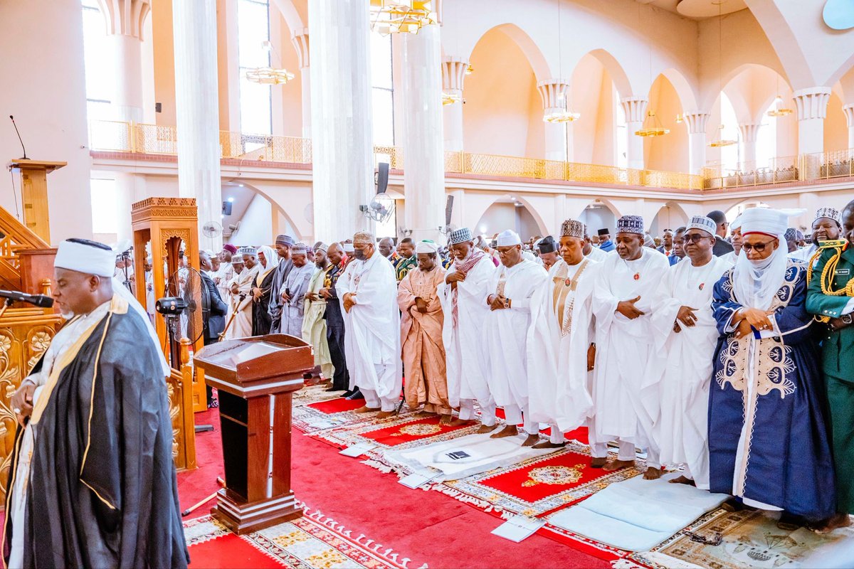 officialSKSM's tweet image. The Vice President, Senator @KashimSM, has reaffirmed the firm resolve of President @officialABAT’s administration to empower the Nigerian Armed Forces to subdue the security challenges bedevilling the country.

He acknowledged the sacrifices of the fallen soldiers who paid the…