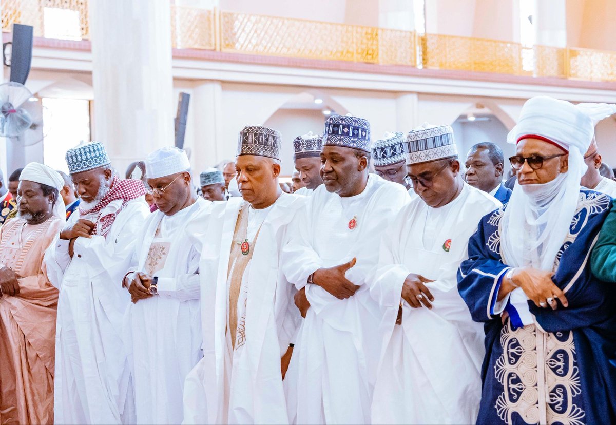 officialSKSM's tweet image. The Vice President, Senator @KashimSM, has reaffirmed the firm resolve of President @officialABAT’s administration to empower the Nigerian Armed Forces to subdue the security challenges bedevilling the country.

He acknowledged the sacrifices of the fallen soldiers who paid the…