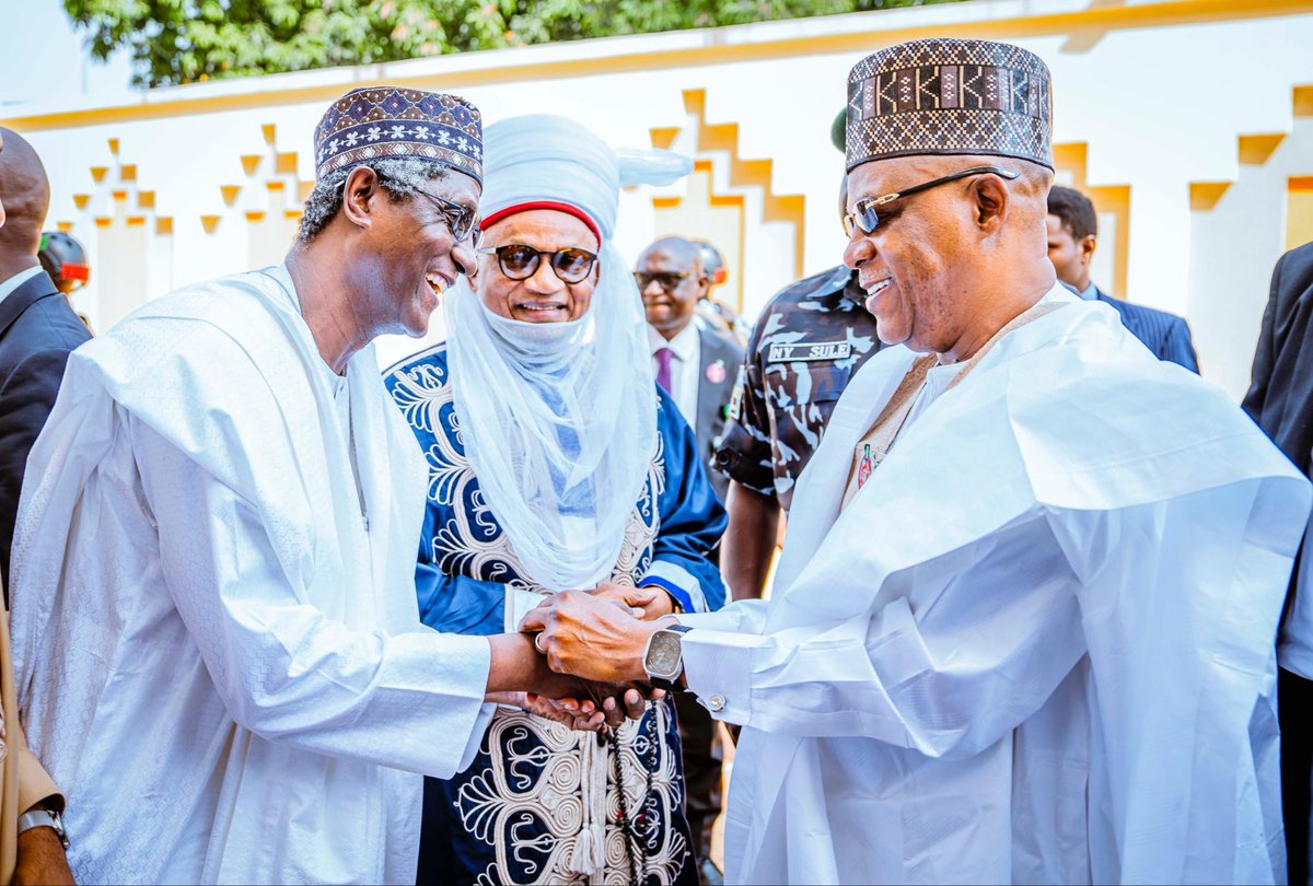 officialSKSM's tweet image. The Vice President, Senator @KashimSM, has reaffirmed the firm resolve of President @officialABAT’s administration to empower the Nigerian Armed Forces to subdue the security challenges bedevilling the country.

He acknowledged the sacrifices of the fallen soldiers who paid the…