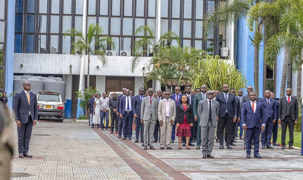 J’ai procédé, ce vendredi 9 janvier 2026, à ma première descente des couleurs en ma qualité de Vice-Président du Gouvernement, accompagné, pour cette occasion, du Ministre de l’Accès universel à l’eau et à l’énergie, M. Philippe Tonangoye.
